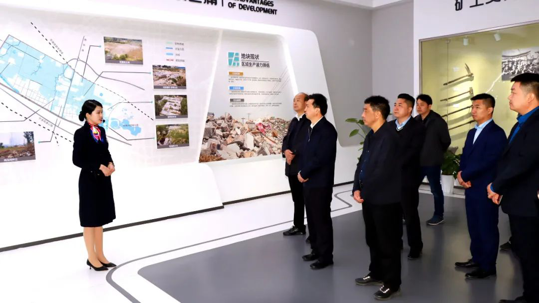 东方今典集团董事局主席张泽保与南阳市宛城区政府考察团举行座谈 