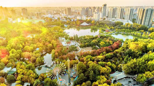 经过半年多提升改造的西安兴庆宫公园重新开园迎客