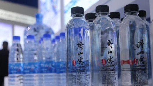 中国高端水市场正迎来转机 Z世代逐渐成为了高端消费品的主力军