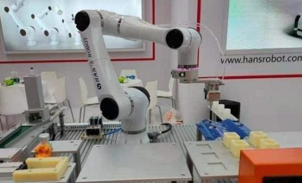 中国机器人产业正在向传统行业应用和高端应用持续拓展深化