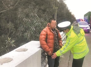 老人误闯高速公路 民警及时带离保安全