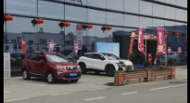 剎車油門用兩只腳操作可以嗎？自動擋踩剎車